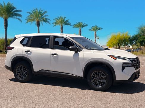 Used 2024 Nissan Rogue S FWD image 5