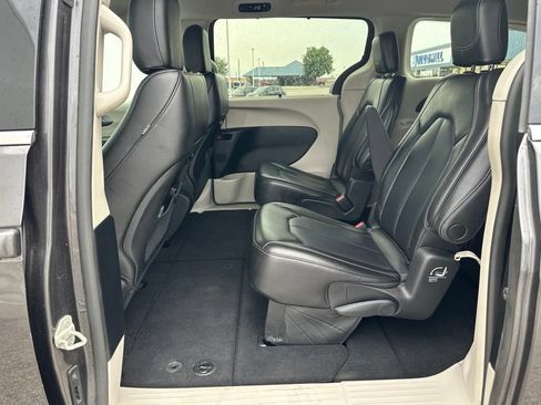 Used 2023 Chrysler Pacifica Touring-L FWD image 17