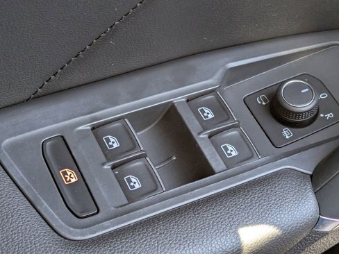 Used 2018 Volkswagen Tiguan SEL Premium FWD image 22