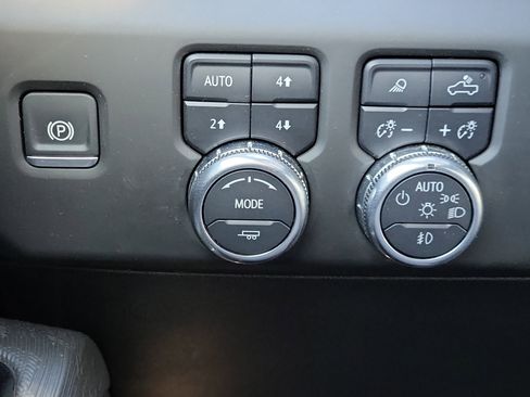 Used 2025 GMC Sierra 2500 AT4X image 30