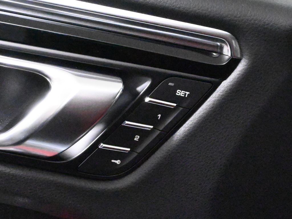 Used 2026 Porsche Macan AWD/4WD image 32