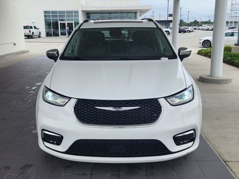 Used 2023 Chrysler Pacifica Limited FWD image 5