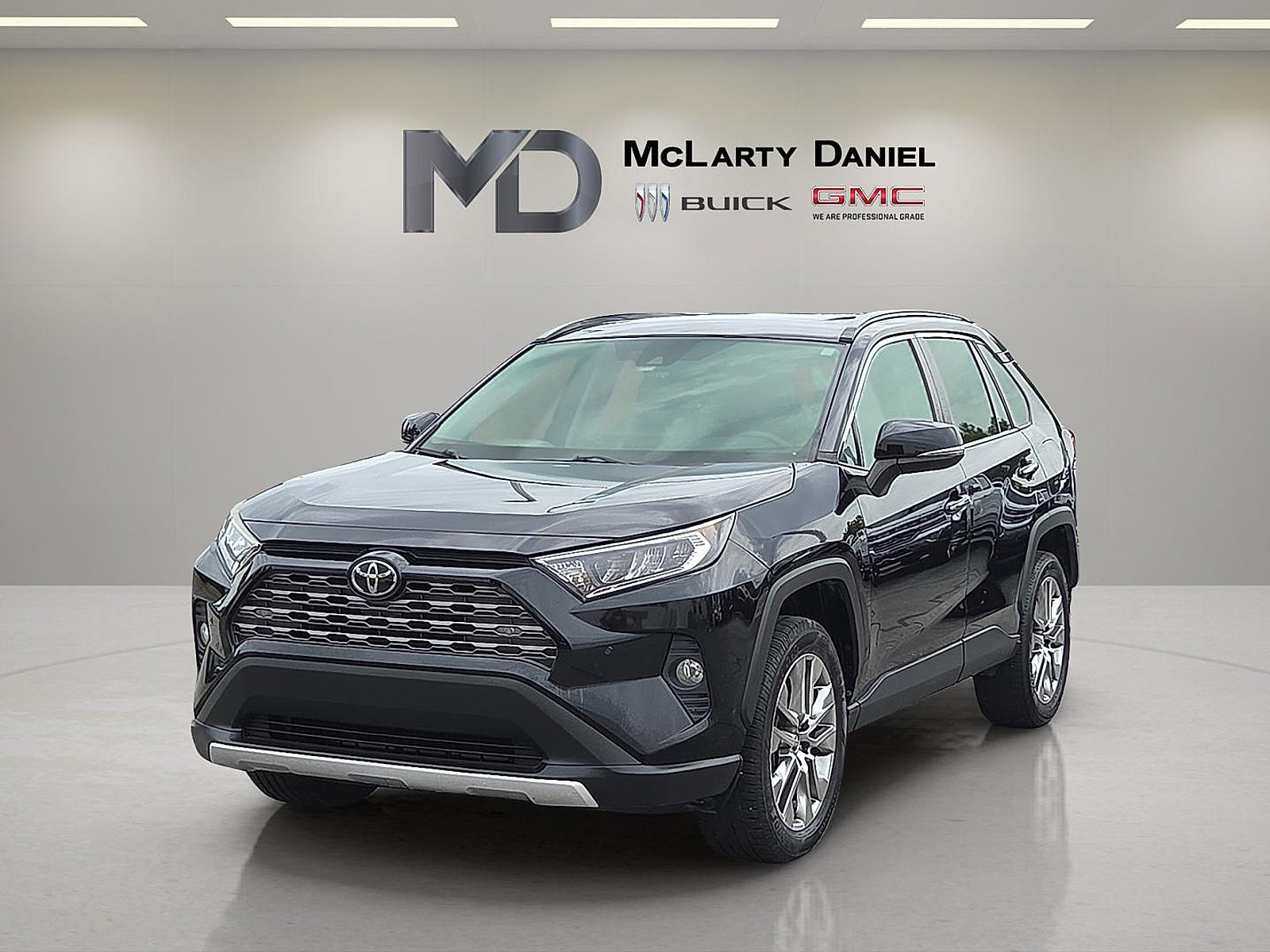Used 2019 Toyota RAV4 Limited FWD image 3