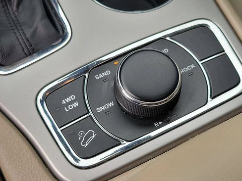 Used 2019 Jeep Grand Cherokee Limited AWD/4WD image 14