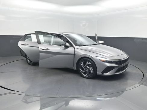 Used 2025 Hyundai Elantra Limited FWD image 36