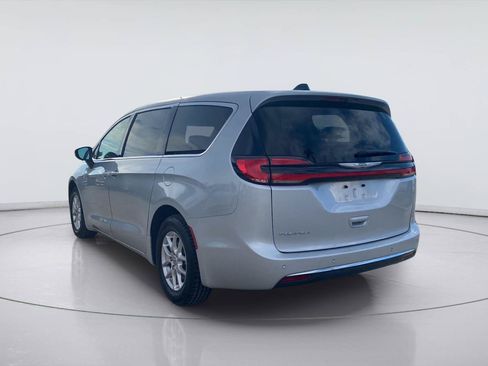 Used 2024 Chrysler Pacifica Touring-L FWD image 3