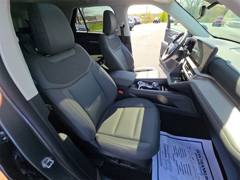 Used 2025 Ford Explorer Active w/ Active Comfort Package image 31