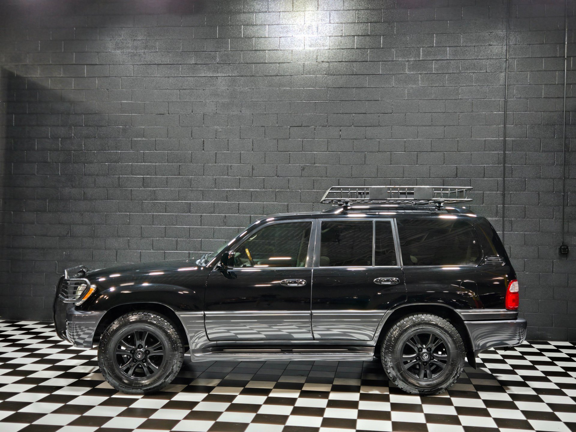 Used 2004 Lexus LX 470 4WD image 2