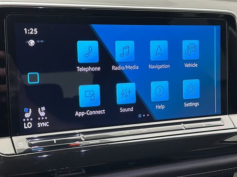 Used 2025 Volkswagen Atlas SE AWD/4WD image 16