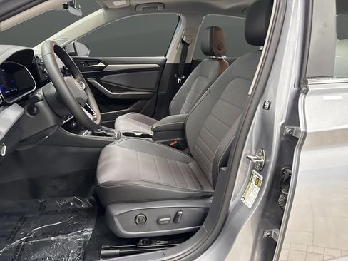 Used 2025 Volkswagen Jetta SE w/ Sunroof Package image 4