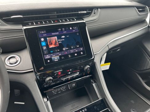 New 2025 Jeep Grand Cherokee Altitude image 3