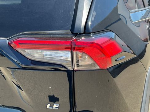 Used 2021 Toyota RAV4 LE FWD image 18