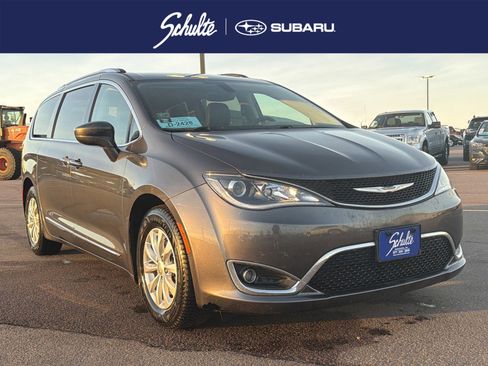 Used 2018 Chrysler Pacifica Touring-L image 1