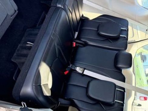 Certified 2024 Chrysler Pacifica Touring-L FWD image 17