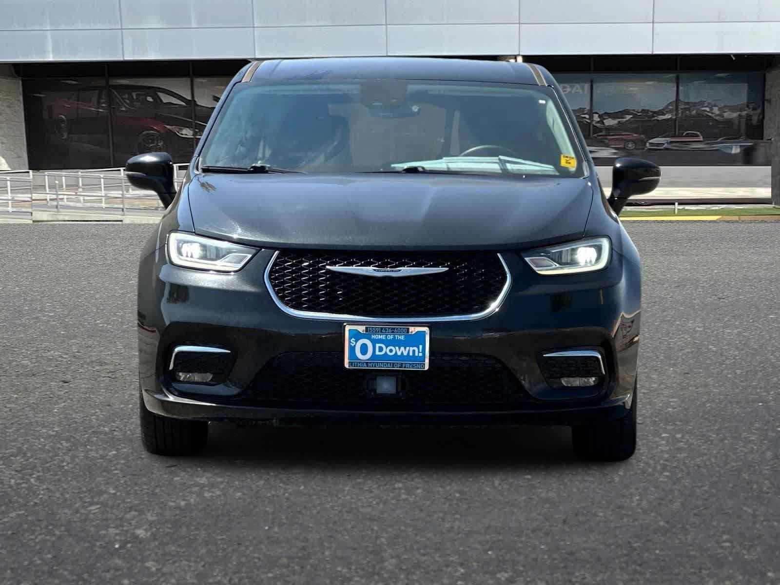 Used 2023 Chrysler Pacifica Touring-L FWD image 11