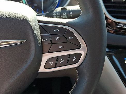 Used 2023 Chrysler Pacifica Touring-L image 22