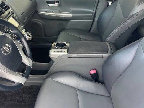 Used 2013 Toyota Prius V Five image 7