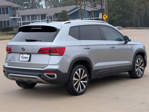 Used 2023 Volkswagen Taos SE w/ Panoramic Sunroof Package image 4