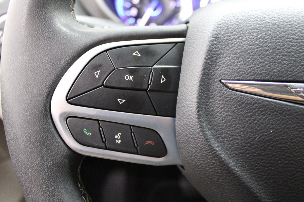 Used 2022 Chrysler Pacifica Touring-L FWD image 21
