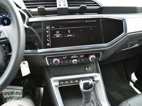 Used 2025 Audi Q3 2.0T Premium image 24