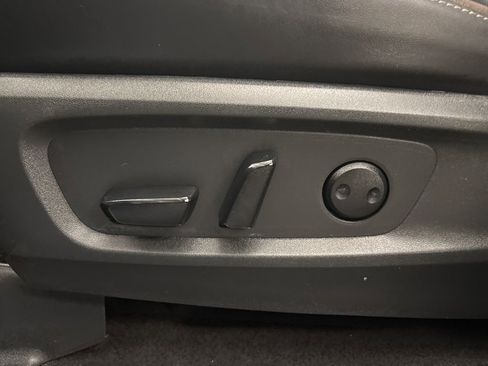 Used 2024 Nissan Pathfinder Platinum w/ Black Appearance Package image 19