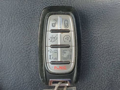 Used 2018 Chrysler Pacifica Touring-L FWD image 35