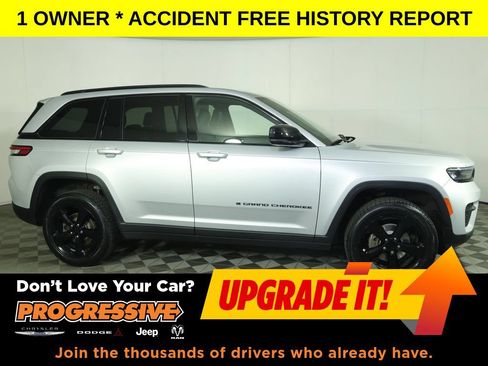 Used 2023 Jeep Grand Cherokee Altitude AWD/4WD image 2