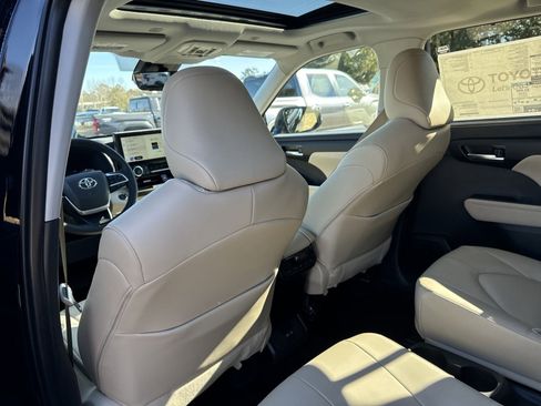New 2025 Toyota Highlander XLE image 26