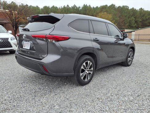 Used 2021 Toyota Highlander XLE image 6