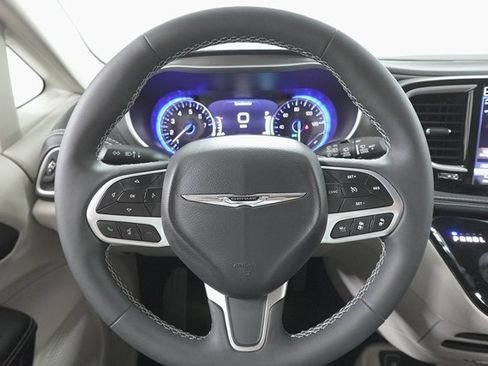 Used 2024 Chrysler Pacifica Touring-L image 13