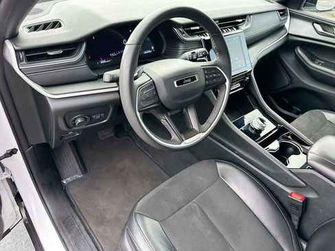 Used 2023 Jeep Grand Cherokee Altitude image 9