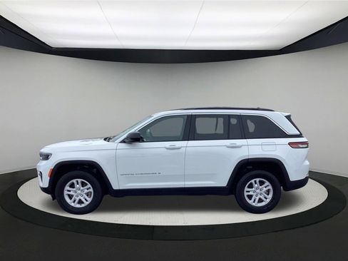 Used 2024 Jeep Grand Cherokee Laredo image 5