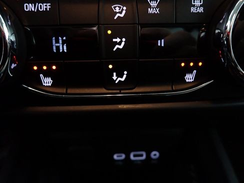 Used 2021 Chevrolet TrailBlazer LT w/ Sun and Liftgate Package image 3