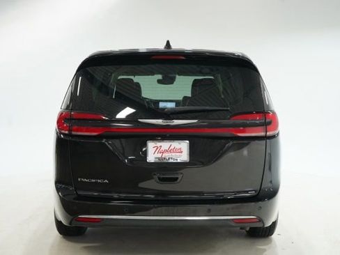 Used 2024 Chrysler Pacifica Touring-L image 7