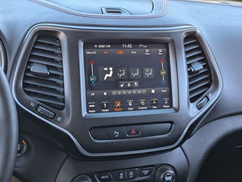 Used 2019 Jeep Cherokee Trailhawk image 19