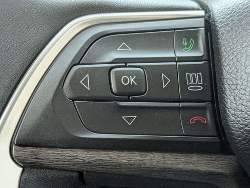 Used 2023 Jeep Grand Cherokee Limited w/ Black Appearance Package image 17