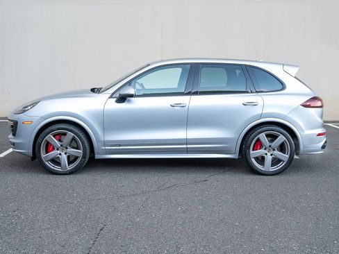 Used 2016 Porsche Cayenne GTS image 2