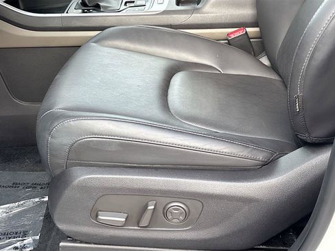 Used 2025 Kia Carnival FWD image 22