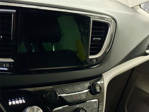 Used 2023 Chrysler Pacifica Touring-L image 4