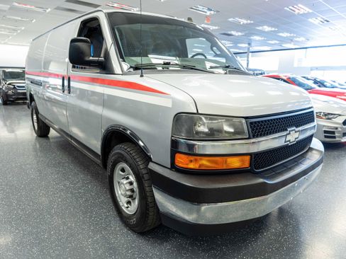 Used 2017 Chevrolet Express 3500 Extended RWD image 3