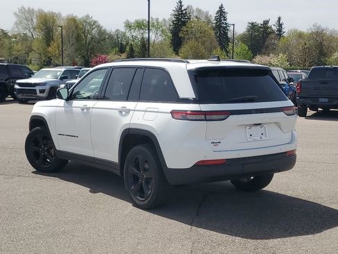 Used 2023 Jeep Grand Cherokee Altitude AWD/4WD image 3