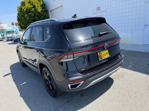 New 2026 Volkswagen Taos SE FWD image 4
