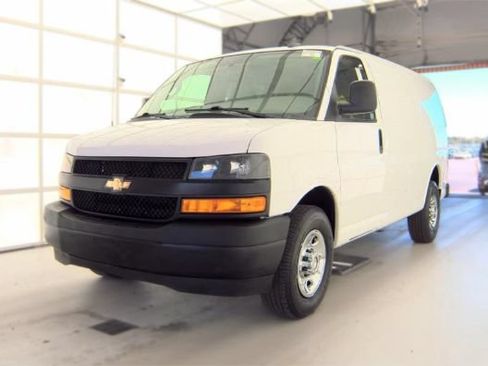 Used 2019 Chevrolet Express 3500 w/ Driver Convenience Package RWD image 4