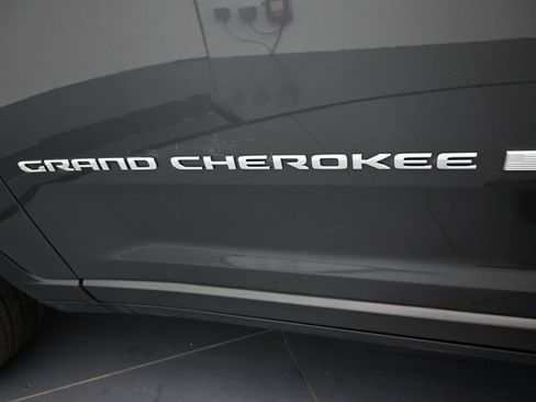 Used 2024 Jeep Grand Cherokee Limited w/ Trailer Tow Package AWD/4WD image 52