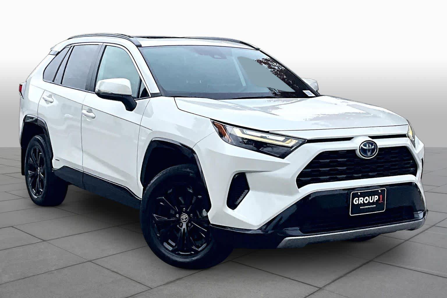 Used 2022 Toyota RAV4 SE w/ Convenience Package AWD/4WD image 3