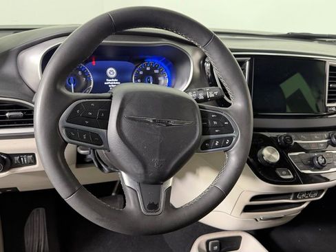 Used 2023 Chrysler Pacifica Touring-L FWD image 17