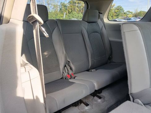 Used 2007 Saturn Outlook XE FWD image 16