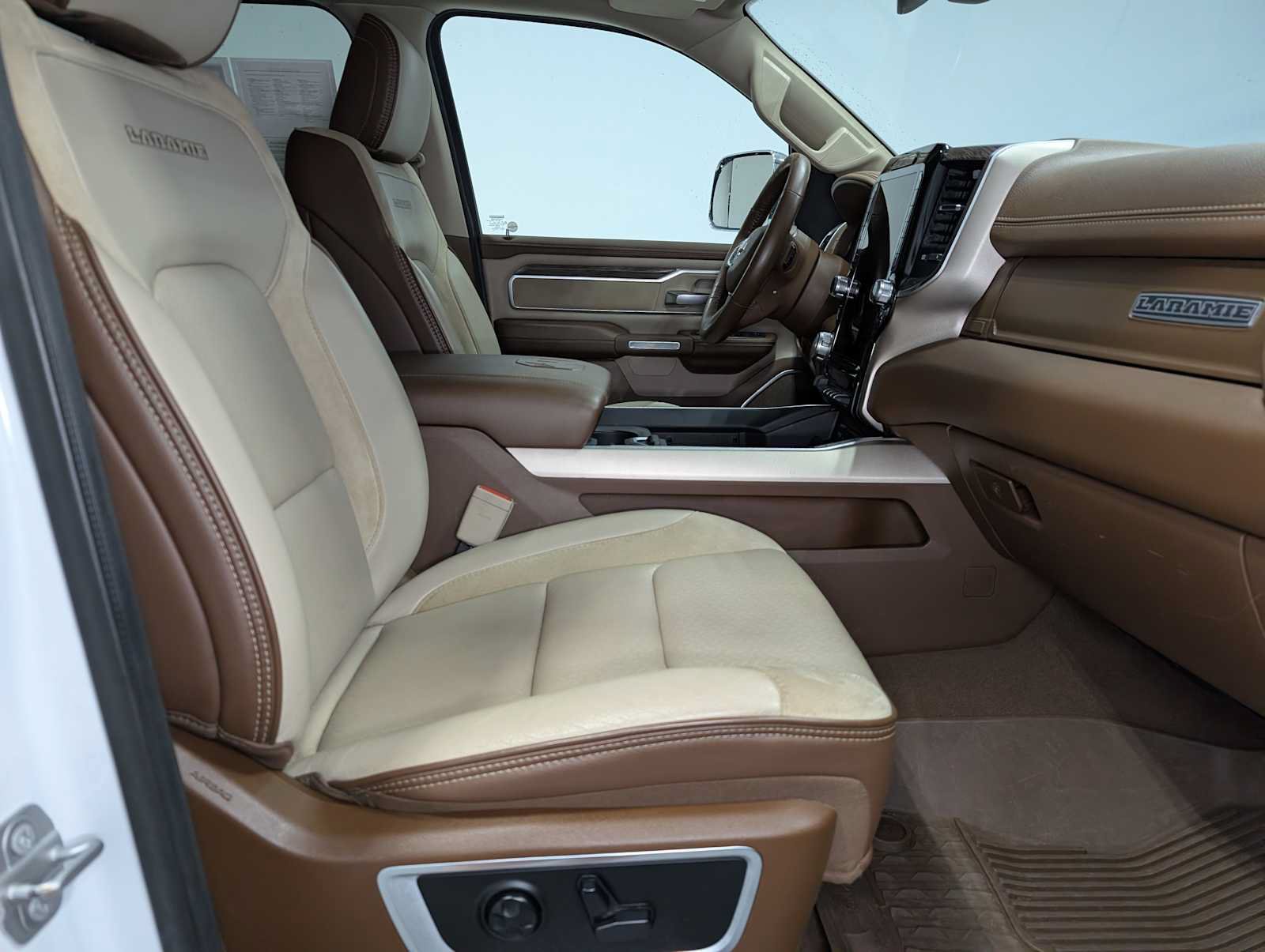 Used 2019 RAM 1500 Laramie AWD/4WD image 47
