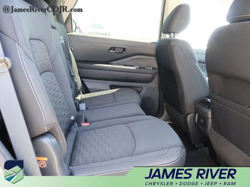 Used 2025 Nissan Pathfinder SV FWD image 12