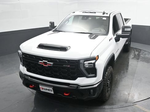 Used 2024 Chevrolet Silverado 2500 ZR2 w/ Technology Package image 40